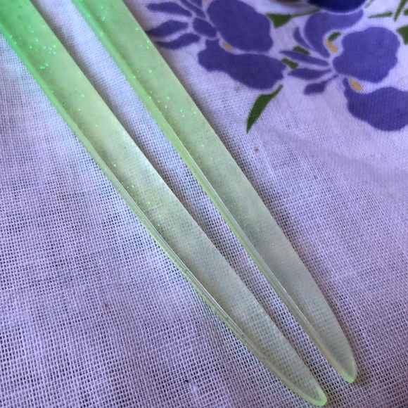 Handmade ombré resin hair stick - Picture 3 of 3